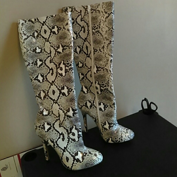 Shoe Dazzle Shoes - snakeskin size 8 heeled boots black white gray NEW